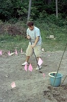 2) Using the metal bar to plant the arch rods